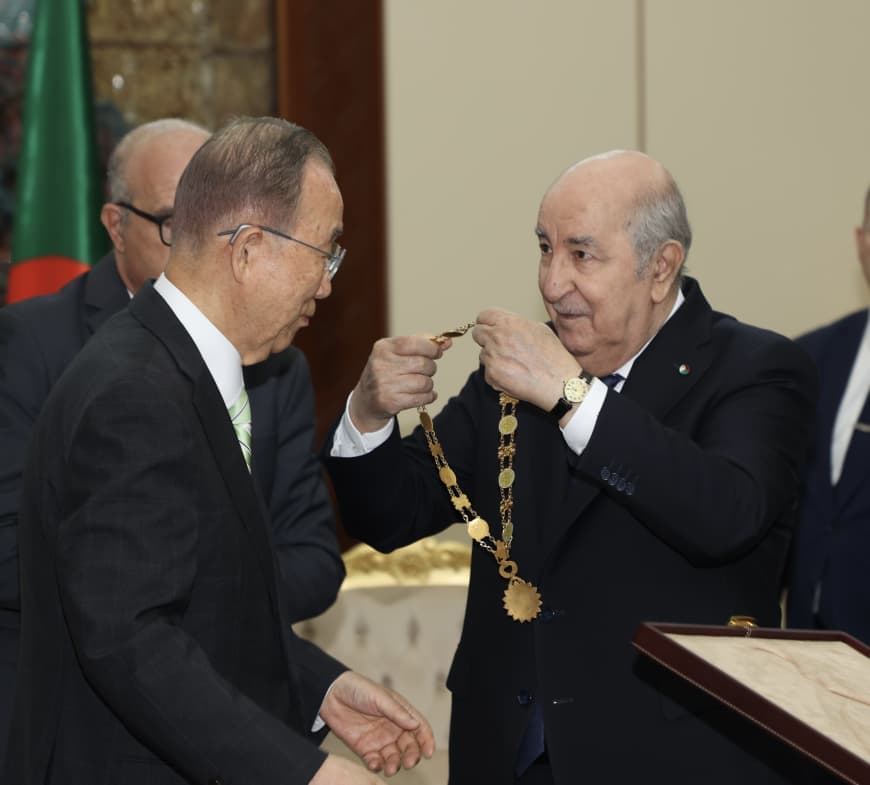 Le président de la République décerne à l'ancien Secrétaire général des Nations Unies Ban Ki-moon la médaille "Athir" de l'Ordre du mérite national