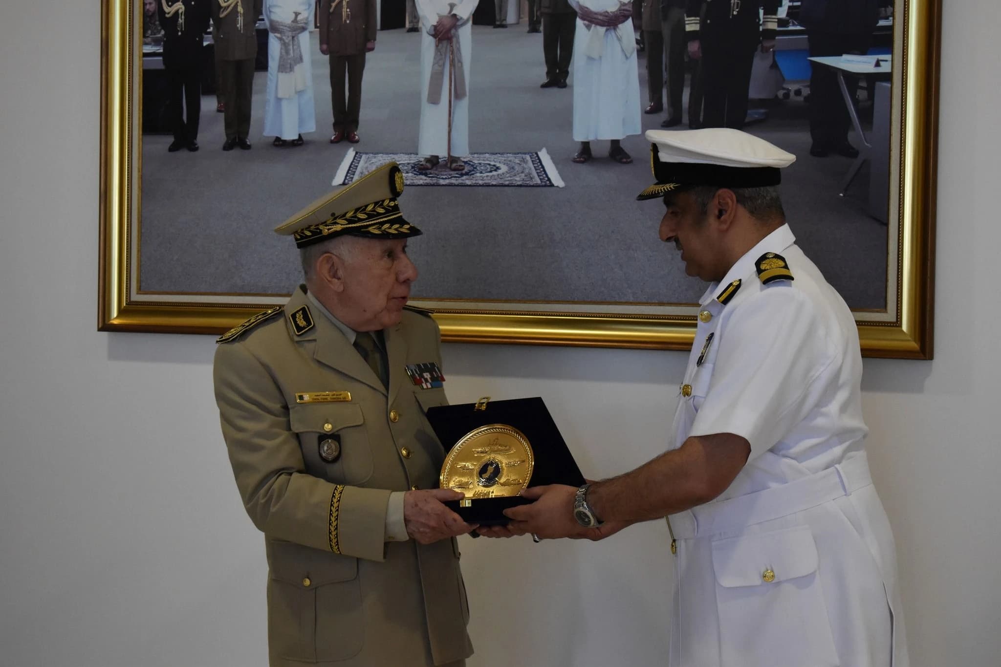 Le Général d'Armée Saïd Chanegriha reçu par le Général d'Armée, ministre du Bureau royal d'Oman