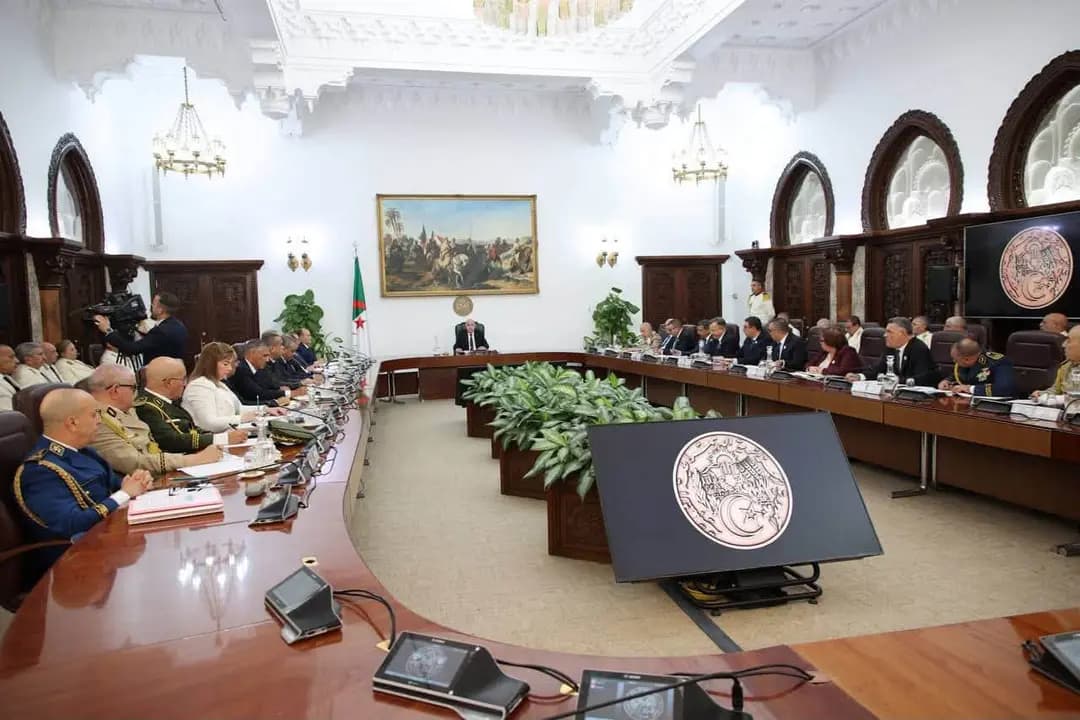 BEJAIA - Des citoyens et des représentants de la société civile de la wilaya de Béjaïa ont unanimement loué les décisions prises par le président de la République, M. Abdelmadjid Tebboune, en faveur des personnes touchées par les incendies de forêt qui ont récemment ravagé plusieurs wilayas de l’est et du centre du pays, et salué la volonté de l’Etat de répondre aux préoccupations des familles sinistrées et de les accompagner pour surmonter les conséquences de cette épreuve.
A cet égard, Bouzaki Abdelghani, un habitant de la commune de Tamrijt (à l’est de la wilaya) touchée par les incendies, a salué, dans une déclaration à l’APS, l’ensemble des décisions prises lors de la réunion tenue dimanche dernier par le président de la République.
Il a ajouté que "les différents services de l’Etat travaillent sans relâche, à l’instar de l’Algérienne des eaux et de la Direction de distribution de l'électricité et du gaz, qui déploient depuis plusieurs jours des efforts soutenus pour reconnecter les zones sinistrées aux réseaux d’eau potable et d’électricité".
Il a également salué les efforts des autorités locales qui veillent à améliorer les conditions de vie des populations touchées par les incendies, se réjouissant que la situation "commence à s’améliorer progressivement sur le terrain" et que les commissions chargées du recensement et de l’évaluation des dégâts "travaillent d’arrache-pied pour mener à bien leur mission".
De son côté, le président du bureau du Croissant-Rouge algérien (CRA) de la commune d'El Kseur, Farid Mesbah, a affirmé que les décisions du président de la République pour la prise en charge des sinistrés des incendies "ont été
largement saluées par les citoyens et les acteurs de la société civile".
Dans ce contexte, le secrétaire général de la wilaya de Béjaïa, chargé de la gestion des affaires de la wilaya, Yahiaoui Saïd, poursuit ses visites sur le terrain dans les zones sinistrées, où il s’informe des différentes mesures et dispositions prises pour atténuer les effets des incendies et répondre aux préoccupations de la population.
Au cours de ses visites dans les communes concernées, M. Yahiaoui a rencontré les citoyens, écouté leurs préoccupations et pris note de leurs différents besoins.
Il leur a réaffirmé, par la même occasion, la volonté des pouvoirs publics de continuer à les accompagner, de répondre à leurs préoccupations et de prendre toutes les mesures nécessaires pour remédier aux conséquences des incendies et atténuer les dégâts subis.