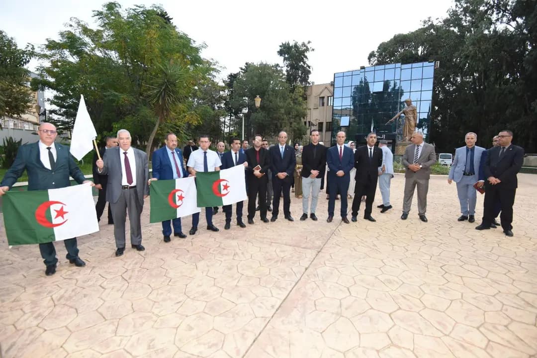 Départ d'une caravane vers le stade Hocine-Aït Ahmed à Tizi Ouzou pour la distribution de 20.000 drapeaux nationaux