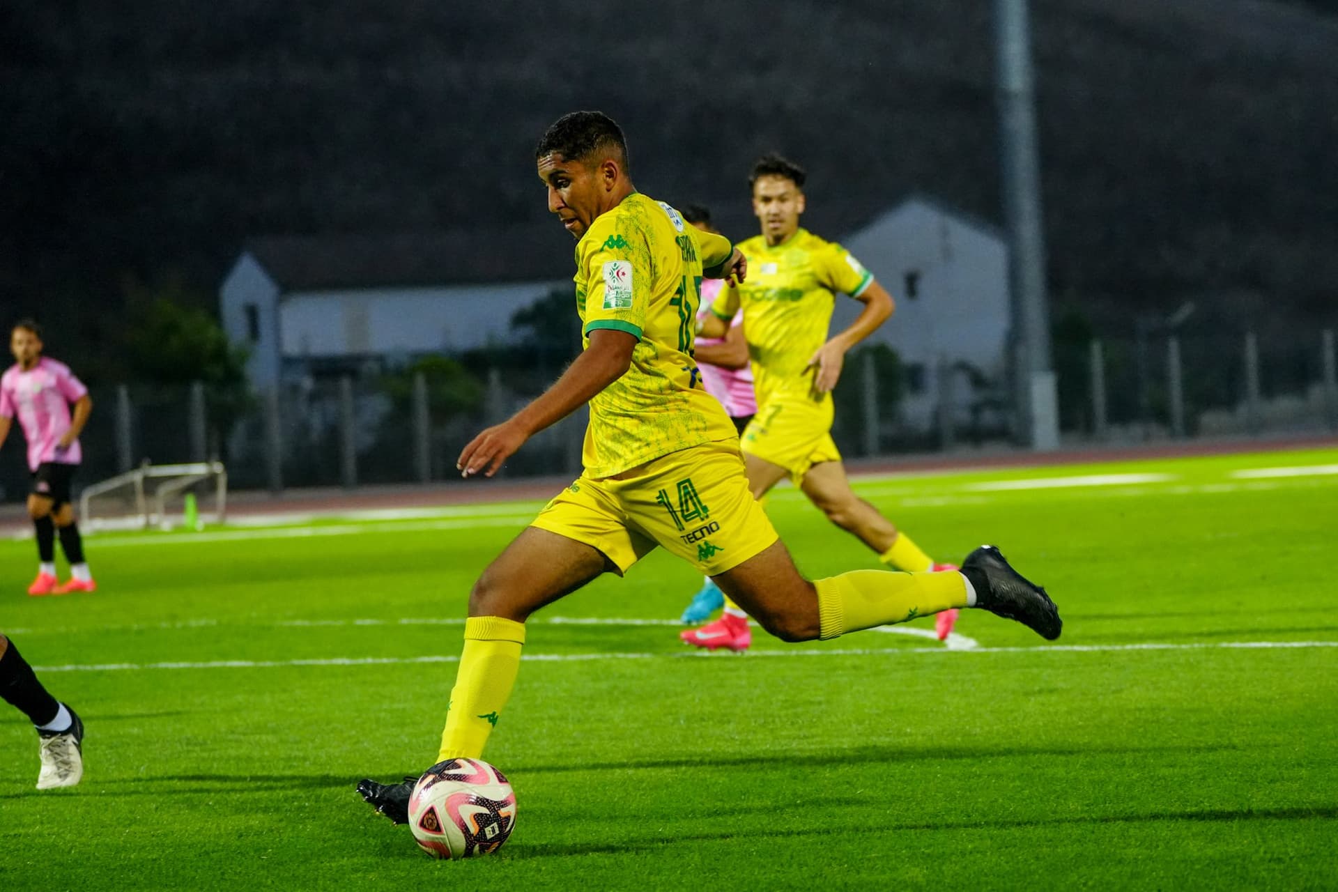 la JS Kabylie s'impose face au RC Kouba (2-1)