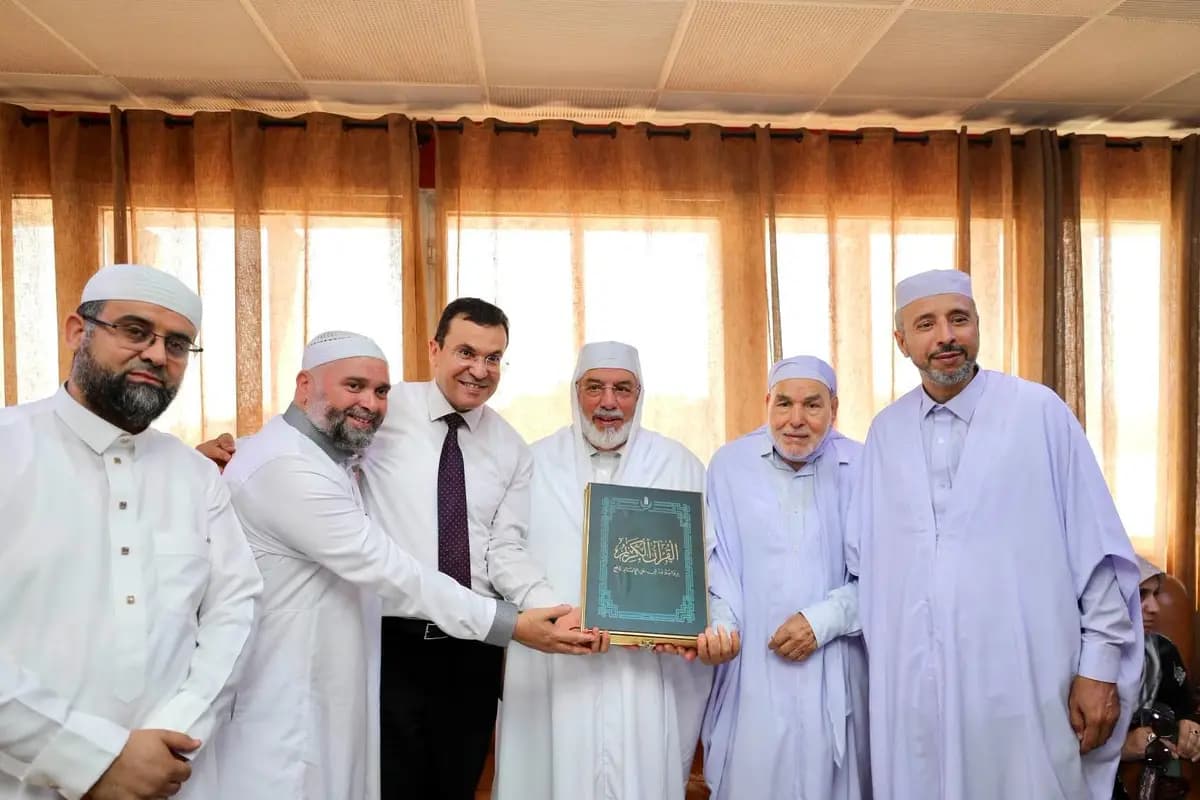 Le recteur de Djamaâ El-Djazaïr supervise le premier envoi d'exemplaires de "l'Edition de luxe du Saint Coran" à la Grande Mosquée de Paris