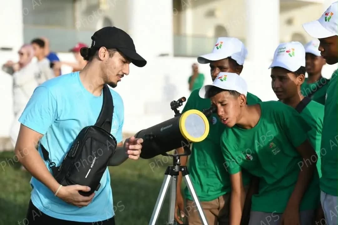 Observation de l'éclipse solaire dans le ciel algérien à travers différentes wilayas du pays