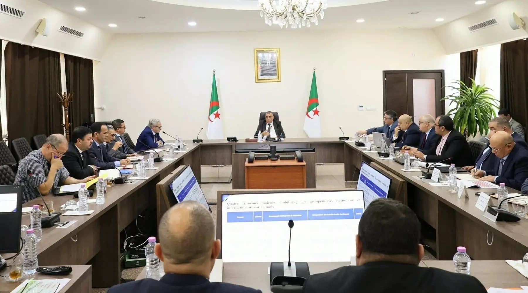 Djellaoui préside une réunion consacrée à la finalisation des préparatifs du lancement du projet de