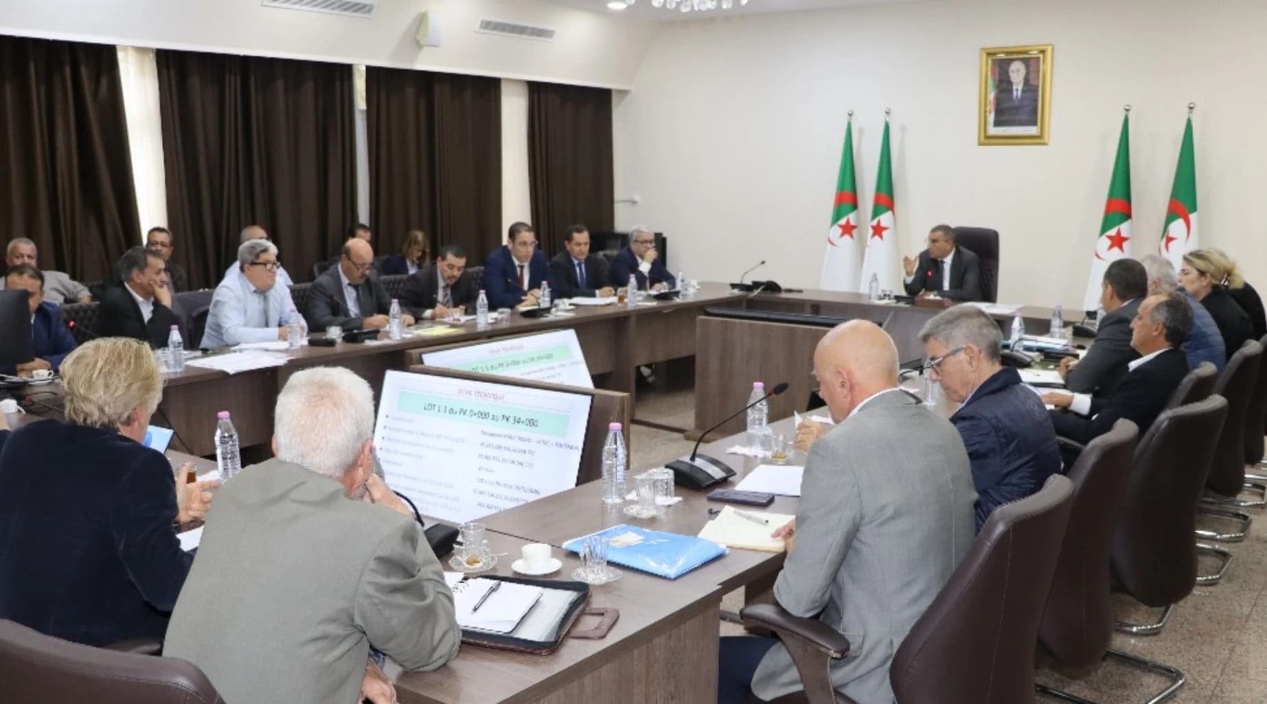 Djellaoui préside une réunion de travail sur l’état d’avancement de certains projets routiers