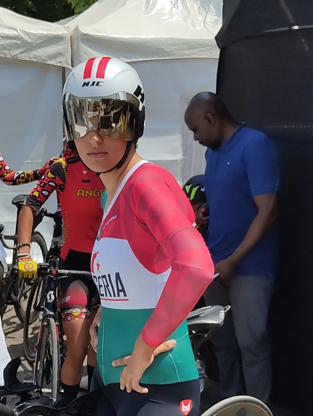 La cycliste algérienne Nesrine Houili