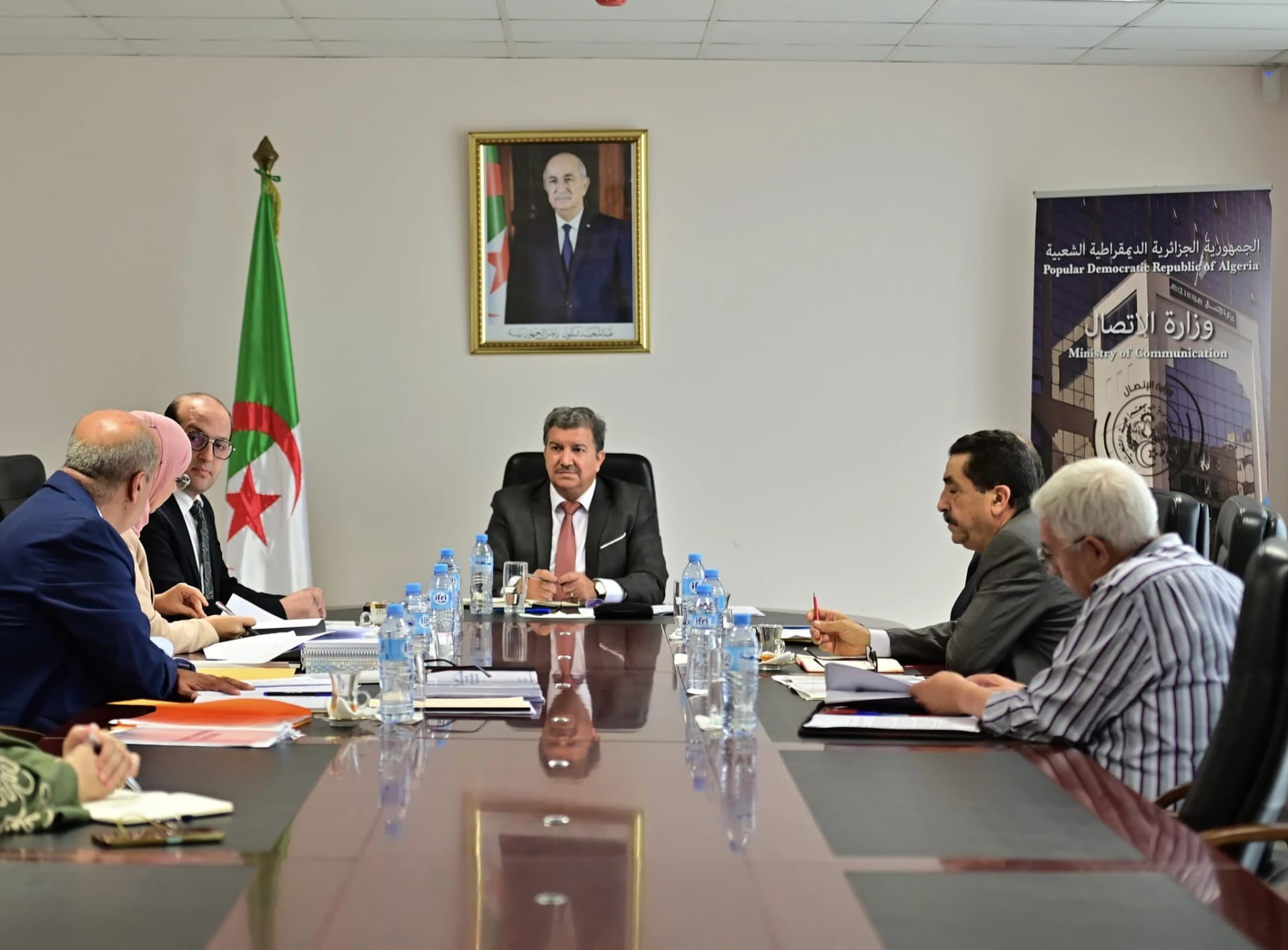 Le ministre de la Communication préside une réunion de coordination avec des responsables d'établissements relevant du secteur