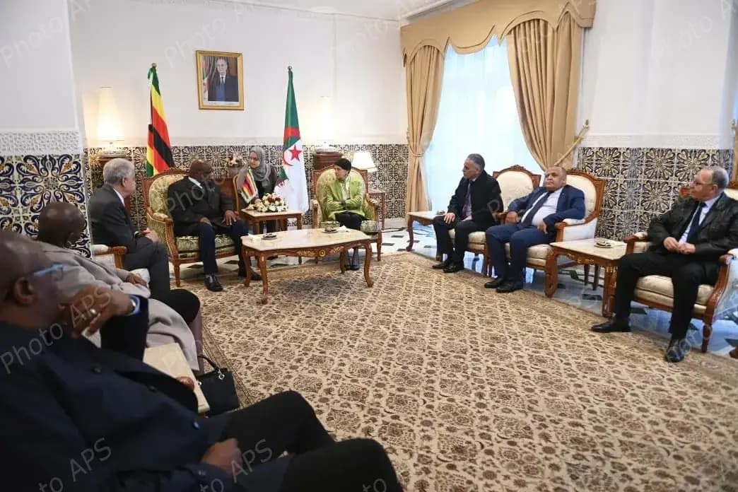 Aslaoui reçoit le président de la Cour suprême et constitutionnelle de la République du Zimbabwe