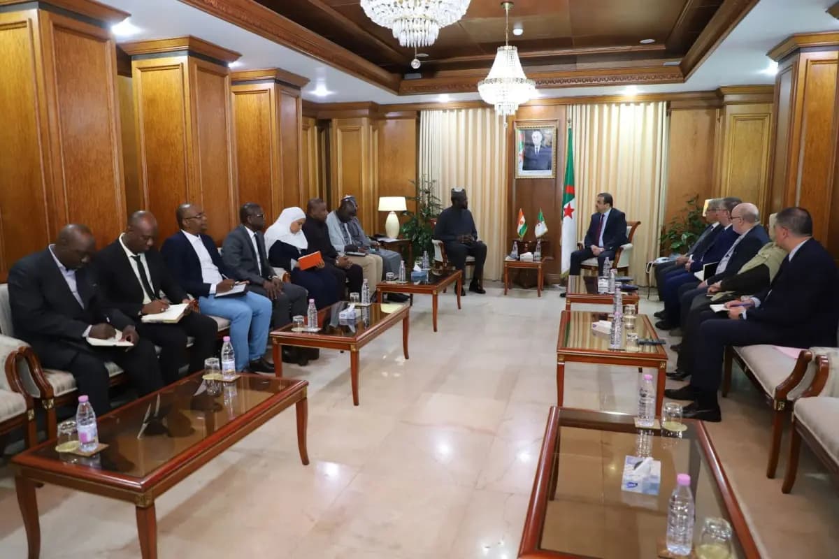 Arkab examine avec une délégation nigérienne le renforcement de la coopération bilatérale dans le secteur des hydrocarbures