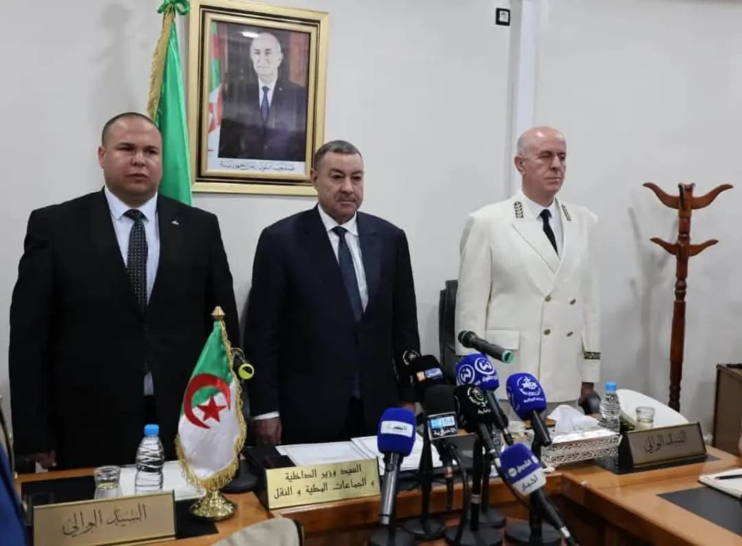 Le ministre de l’Intérieur préside l’installation de Ben Baba Ali Abdelkrim au poste de wali de la wilaya d’El-Aricha