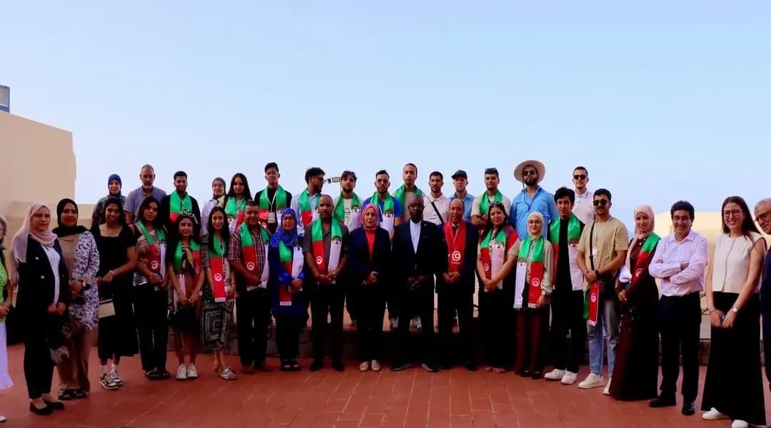Hidaoui reçoit une délégation de jeunes tunisiens en visite en Algérie dans le cadre d'un programme d'échange de jeunes