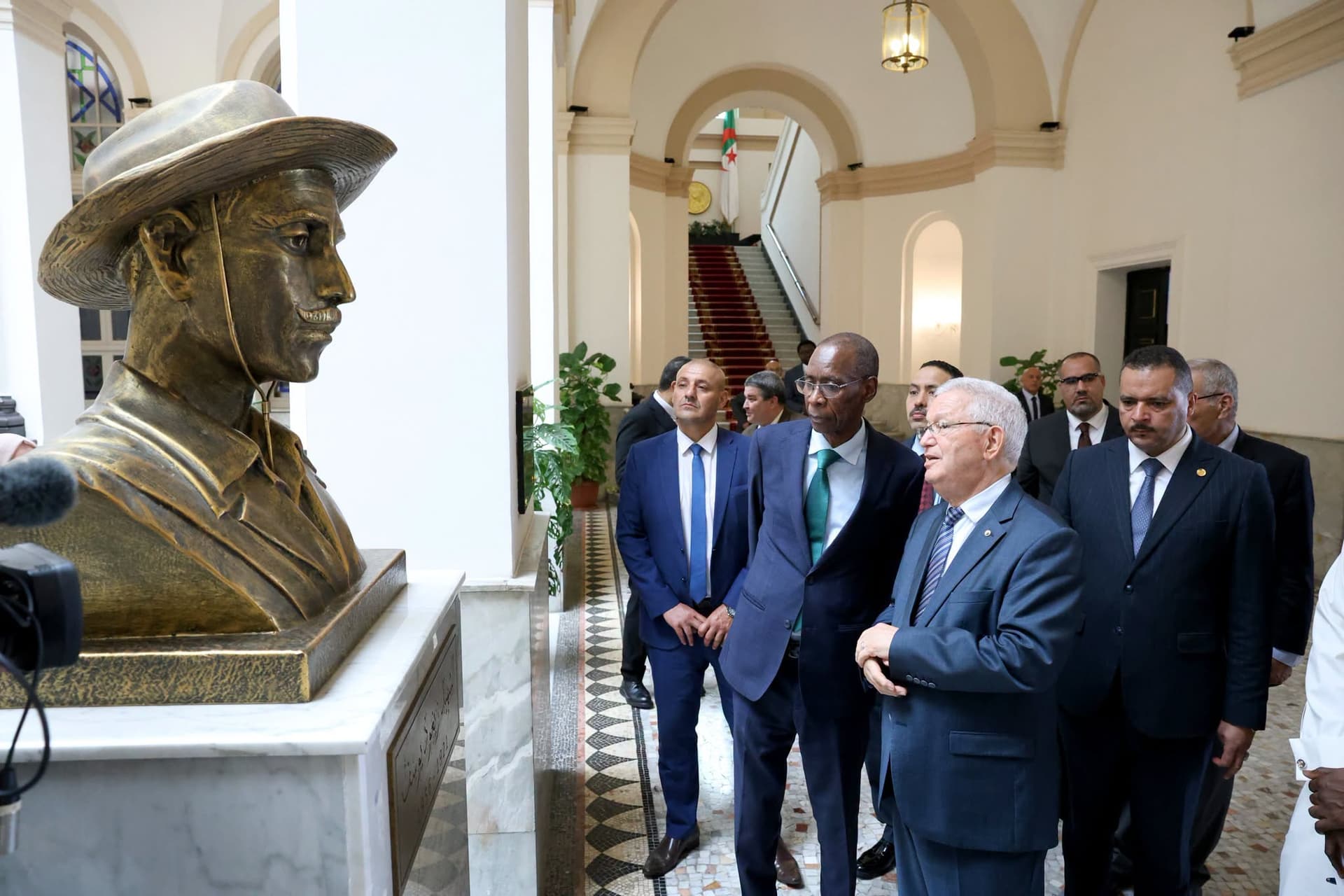 Le président du Conseil de la nation reçoit le ministre de l'Intégration africaine et des Affaires étrangères sénégalais