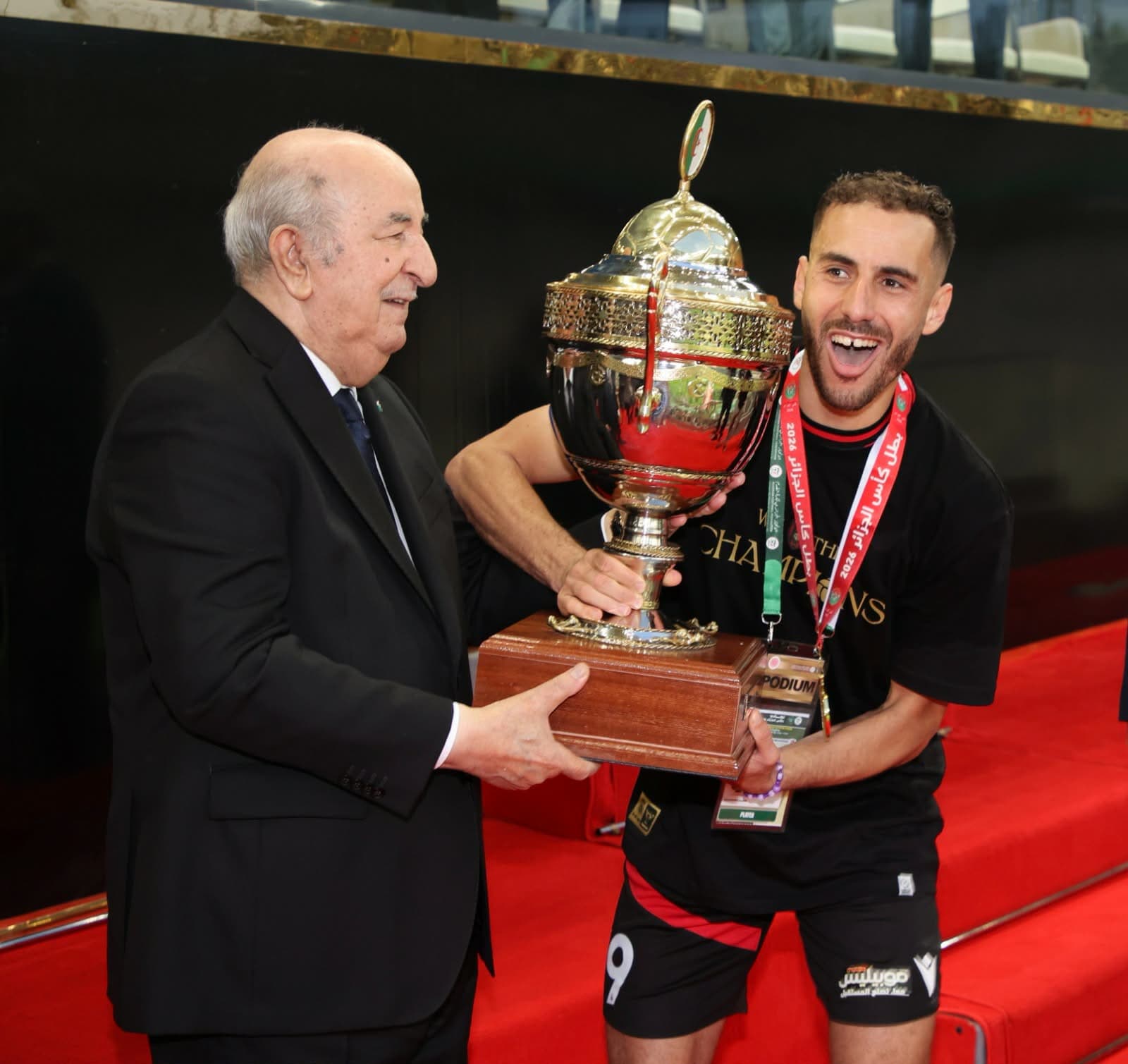 Le président de la République remet le trophée de la Coupe d'Algérie de football au capitaine de l'USM Alger