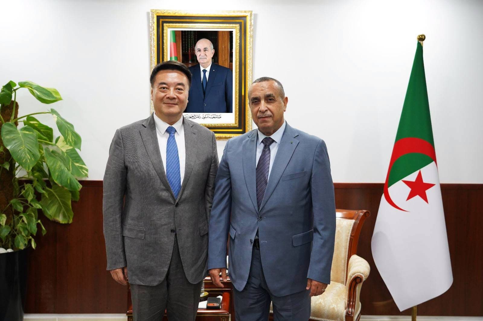 Adjal examine avec une délégation du groupe sidérurgique chinois Baowu les opportunités de partenariats d'investissement en Algérie