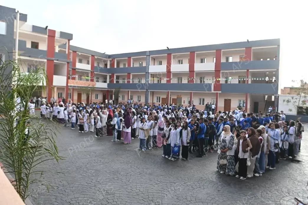 Près de 12 millions d'élèves des trois cycles d'enseignement (primaire, moyen et secondaire) rejoignent, lundi matin, les bancs de l'école à travers le territoire national, dont un million 300 mille nouveaux élèves.