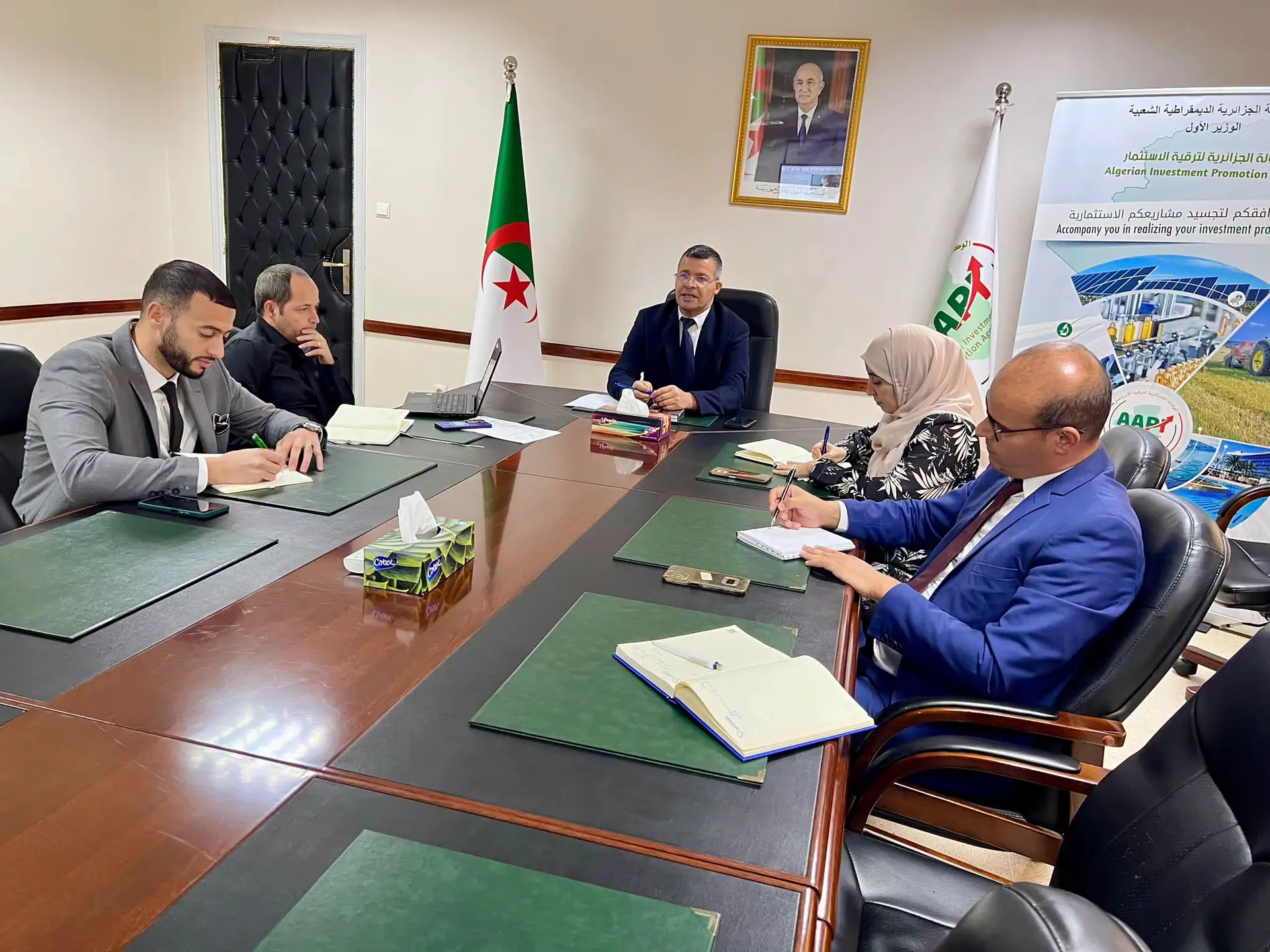 Rekkache préside une réunion sur le renforcement du suivi des projets