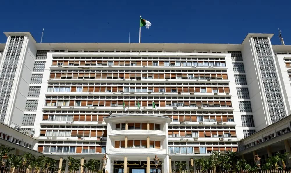 АЛЖИР — Президент Республики Абдельмаджид Теббун принял решение о выделении дополнительной квоты в 2 000 путевок на хадж д