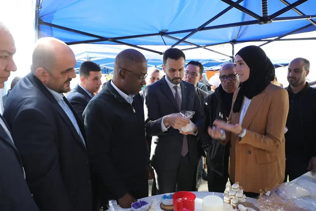 В рамках Всемирной недели предпринимательства в Алжире прошли дни открытых дверей для молодых предпринимателей. Министр по делам молодежи Мустафа Хидауи подчеркнул, что государство активно вовлекает молодежь в развитие национальной экономики, создав Министерство экономики знаний, стартапов и микропредприятий и сформировав полноценную предпринимательскую экосистему. За короткое время в стране было создано более 10 000 стартапов, модернизирован сектор микропредприятий.

Хидауи анонсировал подписание соглашения о создании 1 000 клубов предпринимательства для молодежи в течение полутора лет с целью расширения до 2 000 клубов за три года. Министр экономики знаний Нуреддин Уада отметил важность широкого доступа молодежи к существующим механизмам поддержки предпринимательства.

Мероприятие включало показ видео о Всемирной неделе предпринимательства и презентацию проектов, охватывающих электронные платформы, интеллектуальное животноводство, производство пищевых добавок и косметической продукции.