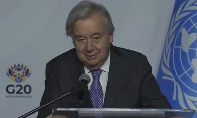 Выступая на саммите G20 в Йоханнесбурге, он подчеркнул, что мир уже «не смог удержать потепление ниже 1,5°C, и временное превышение этой отметки теперь стало неизбежным».

«Последствия изменения климата для Африки будут катастрофическими: волны жары, пожары, наводнения, ураганы и голод», — предупредил Гутерриш.

Чтобы предотвратить дальнейший «климатический хаос», он акцентировал внимание на необходимости климатической справедливости и устранения дефицита адаптации, призвав страны «выполнить свои обязательства, удвоить финансирование адаптации в этом году и утроить его к 2030 году при поддержке многосторонних банков развития».

Генеральный секретарь также призвал защищать финансовые цели Конференции сторон COP29, капитализировать фонд для компенсации потерь и ущерба, создать к 2027 году глобальную систему раннего предупреждения, укреплять устойчивость продовольственных систем и ускорить переход от ископаемых источников энергии к возобновляемым.

Отметив, что 90% новых мощностей в мире уже приходится на возобновляемые источники энергии, Гутерриш подчеркнул, что их широкое внедрение требует масштабных инвестиций, передачи технологий и поддержки работников и сообществ, затронутых переходом.

«Для этого необходимы значительные инвестиции, списание долгов и реформа мировой финансовой системы», — заключил он.