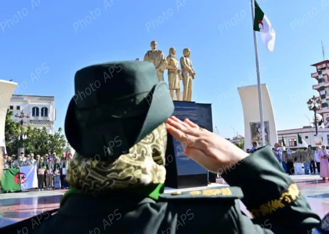 Торжественное поднятие государственного флага на площади Сопротивления в Центральном Алжире