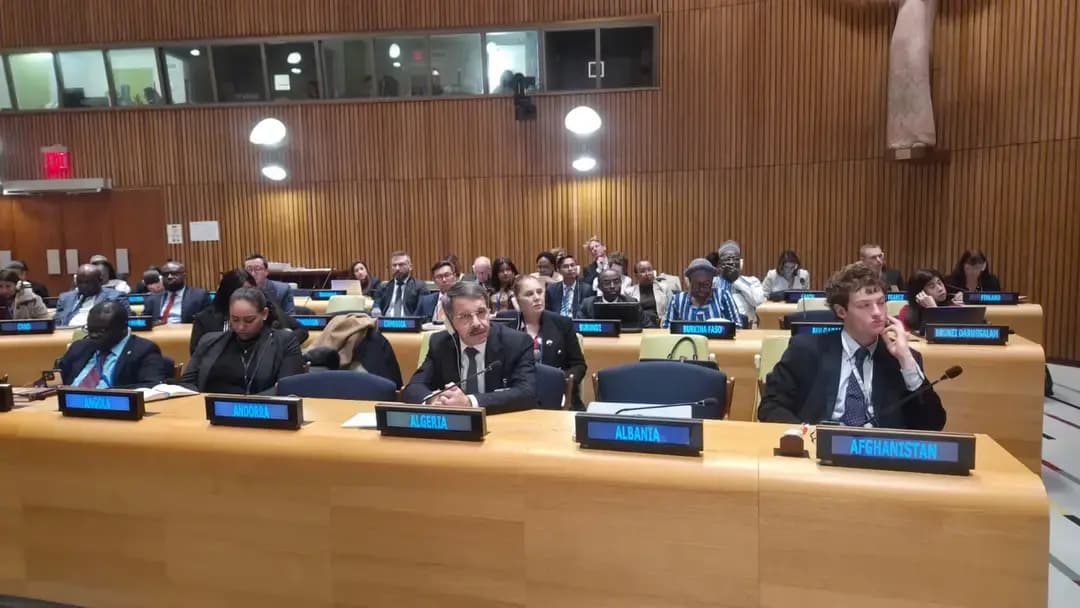 Aneɣlaf n Tedrimt yettlaɣa seg New York ɣer usegder n temlilt n usidrem n usnegmu d usemres n wazalen n tmasit