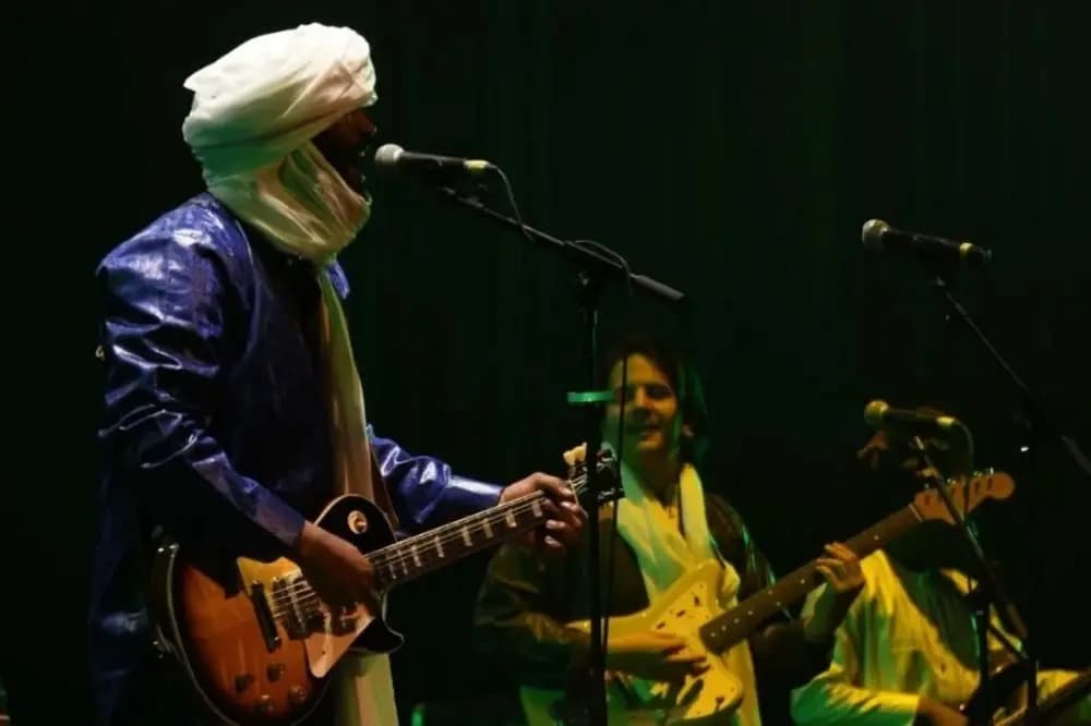 Aẓawan: Tagrawt n Tikubawin tuɣal-d ɣer ugdud-nnes deg Dzayer Tamaneɣt