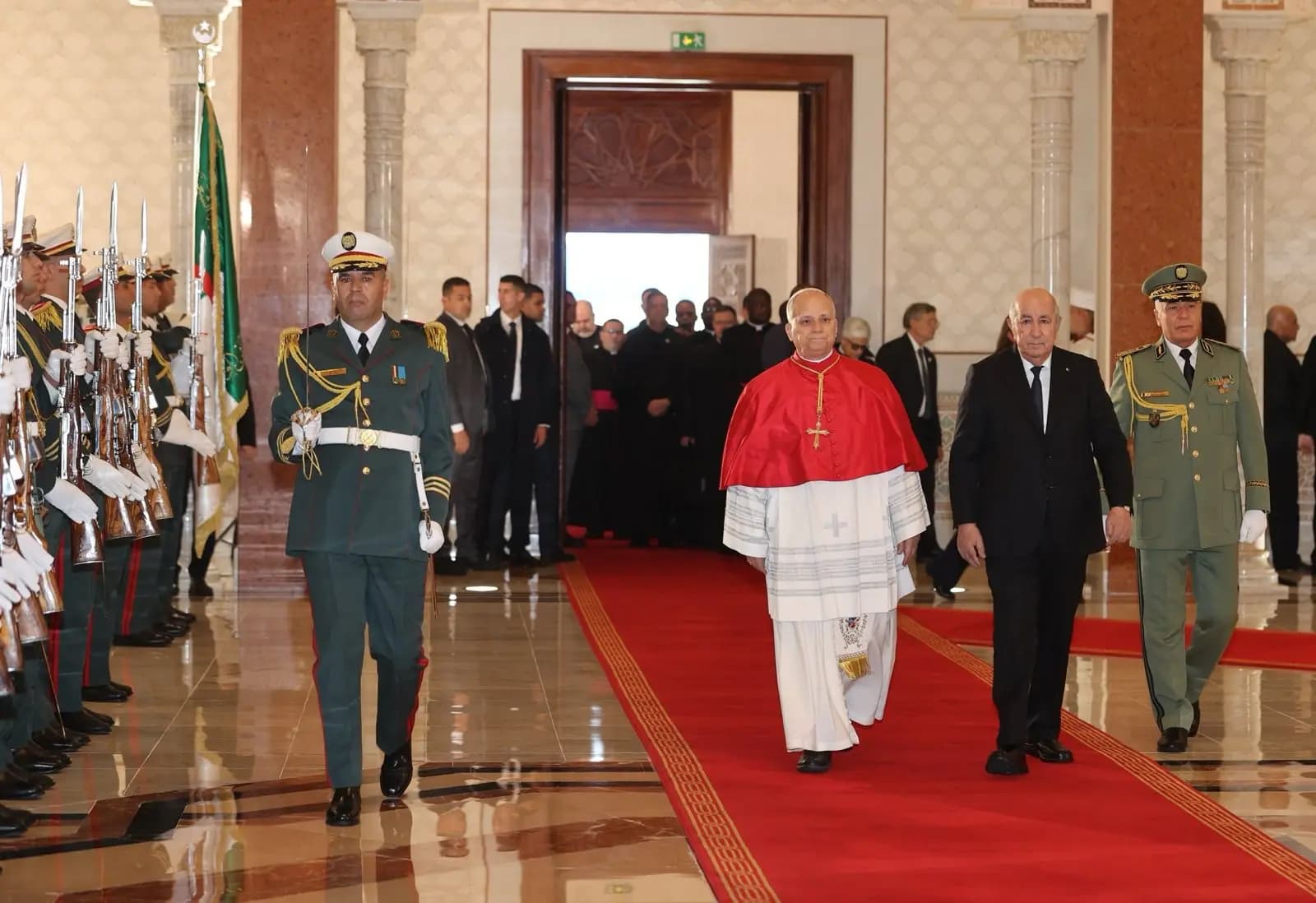  Yettwassen wass amezwaru n tirzi-aya tunṣibt I d-yetteg ubaba n Vatikan, Léon XIV ɣer Dzayer, s unecaḍ n uselway n Tegduda, Mass Abdelmadjid Tebboune, s uwekked ɣef tixxutert n wazalen n udiwenni d tezdellit akked amirrew s udhal-nnes d usmal-nnes.
