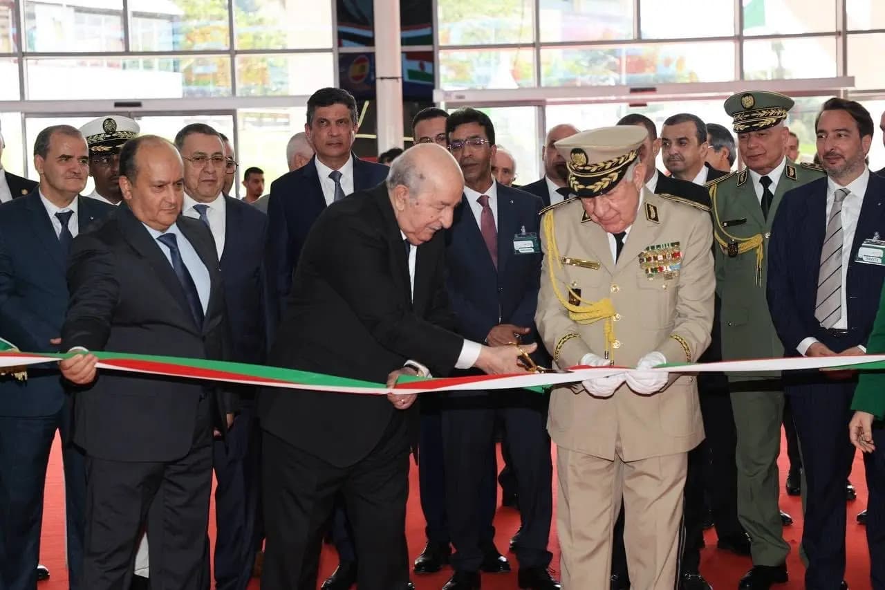 DZAYER TAMANEƔT – Yessig uselway n Tegduda, Mass Abdelmadjid Tebboune, deg wass n uynas deg Ugemmiw n Tzikknin deg Uzambi awlal (Dzayer Tamaneɣt), ɣef ulday n teẓrigt tis 87 n Tmugert n Dzayer Tagraɣlant, yettwasuddsen deg usegas-aya ddwi tẓugayt « Taflest d urkad ɣef ugemmu unzig », s udraw ameqqran n yisegbaren idamsanen d tsuda tiɣelnawin d tiwerdaniyin.