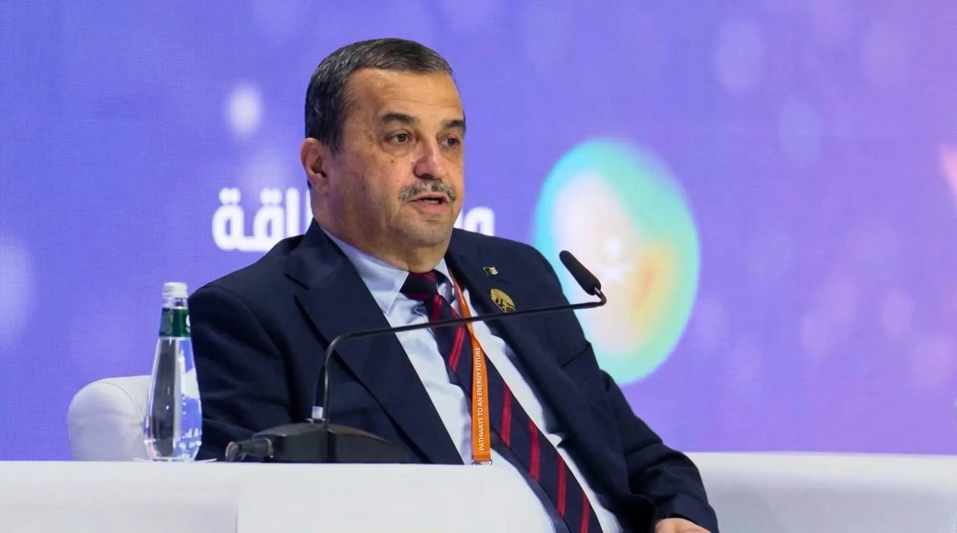 Ibeggen-d Arkab seg Riyad ussisen n Dzayer akken ad teseǧhed iɣbula-nnes d unzaɣ n yisfuktiyen igraɣlanen