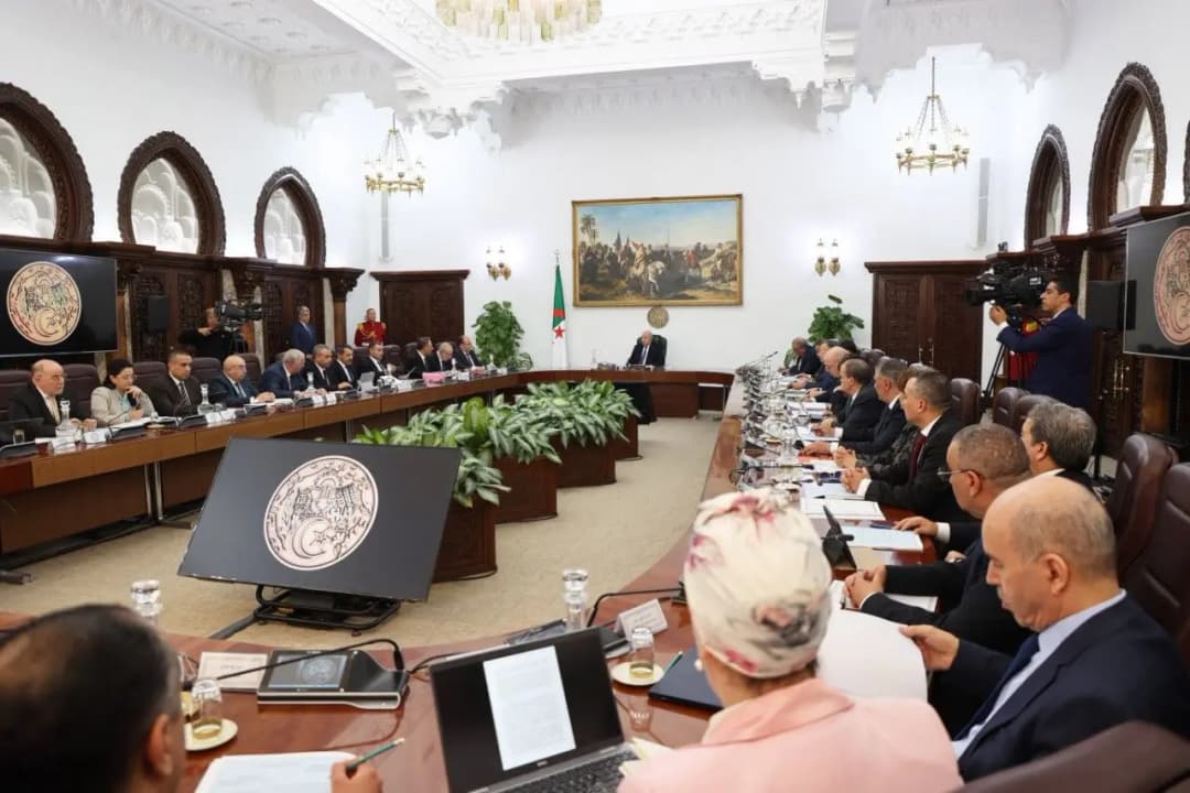 Dzayer ad teṭṭef ujar n 110 n yimelyunen n yidularen seg yidrimen yettwakren