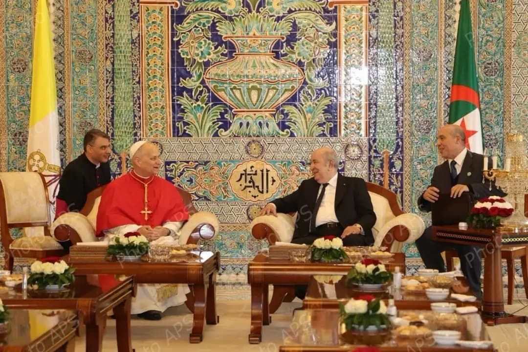 Ass amezwaru n tirzi n Ubaba n Vatikan ɣer Dzayer; amirew s udhal d usegder n wazalen n idwenni d talwit d tazdellit