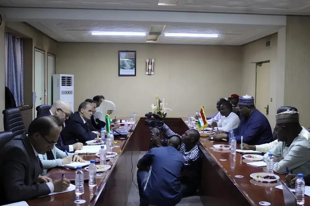 ⵔⴻⵣⵉⴳ ⴷ ⴱⴰⵛⵀⵉⵔ ⴳⴰⵏ, ⴷⴻⴳ ⵏⵉⴰⵎⴻⵢ, ⴰⵎⵢⴰⴳⴻⵔ ⴷ ⵓⵏⴻⵖⵍⴰⴼ ⴰⵏⵉⵊⵉⵔⵉ ⵏ ⵜⵏⴻⵣⵣⵓⵜ ⴷ ⵜⴻⵎⴳⵓⵔⵉ