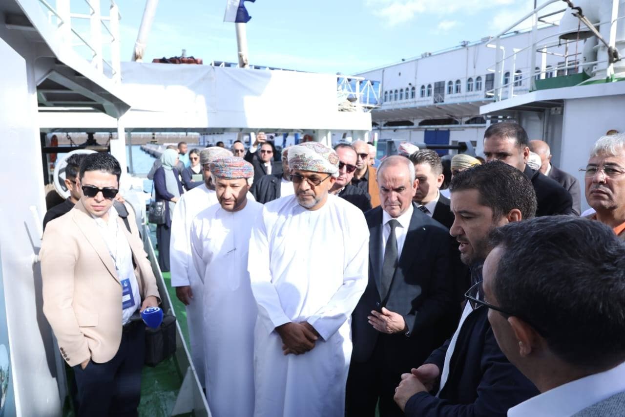 الوزير العماني للثروة الزراعية يزور منشآت تخص قطاع الصيد البحري وتربية المائيات