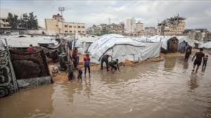 الأمطار تفاقم معاناة النازحين الفلسطينيين وتغرق عشرات الخيام في غزة