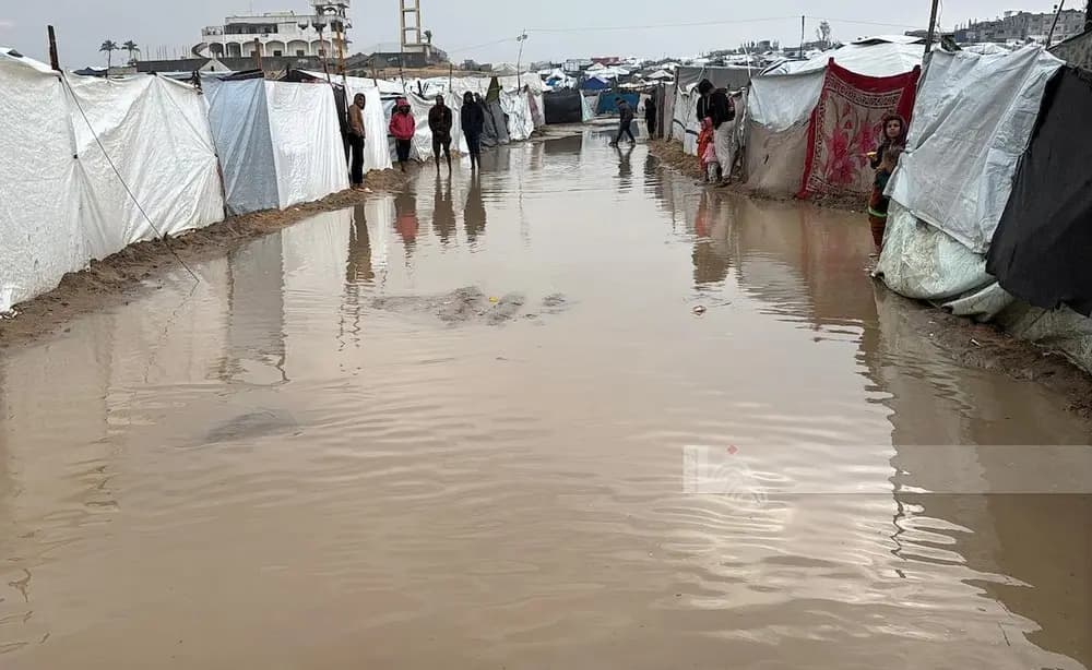 الدفاع المدني في غزة: الأمطار تغمر 90 بالمائة من مراكز الإيواء والخيام في القطاع