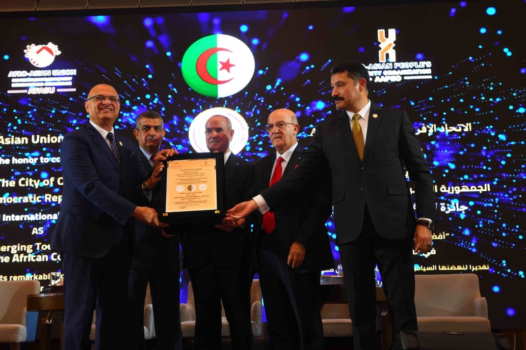 وهران تستلم الجائزة الذهبية كأفضل وجهة سياحية صاعدة في إفريقيا لسنة 2025