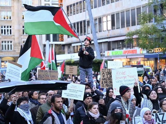 مظاهرة حاشدة في برلين دعما لفلسطين وتنديدا بالعدوان الصهيوني على غزة