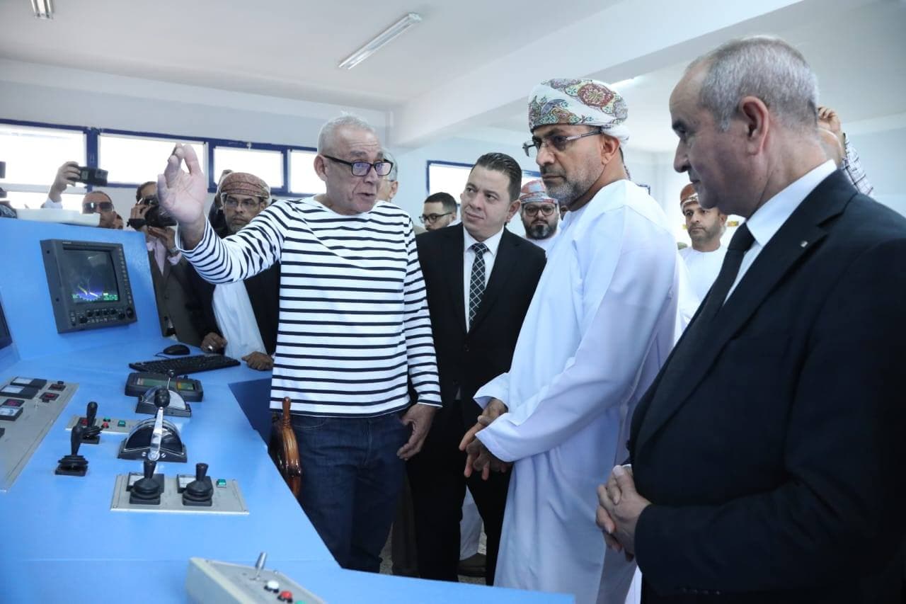 الوزير العماني للثروة الزراعية يزور منشآت تخص قطاع الصيد البحري وتربية المائيات