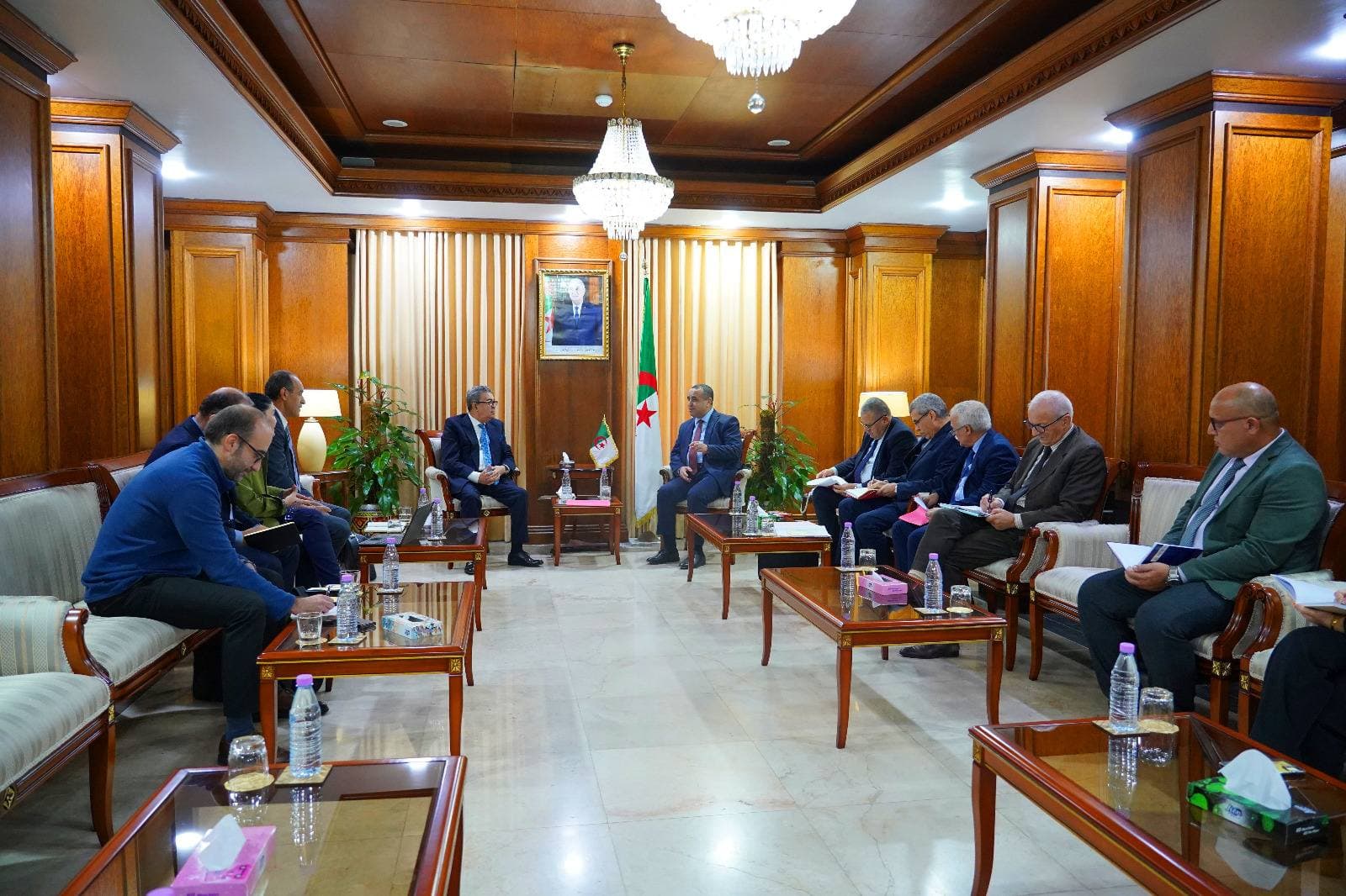 عجال يتباحث مشروع إزالة الكربون مع مسؤولي مجمع "هولسيم الجزائر"