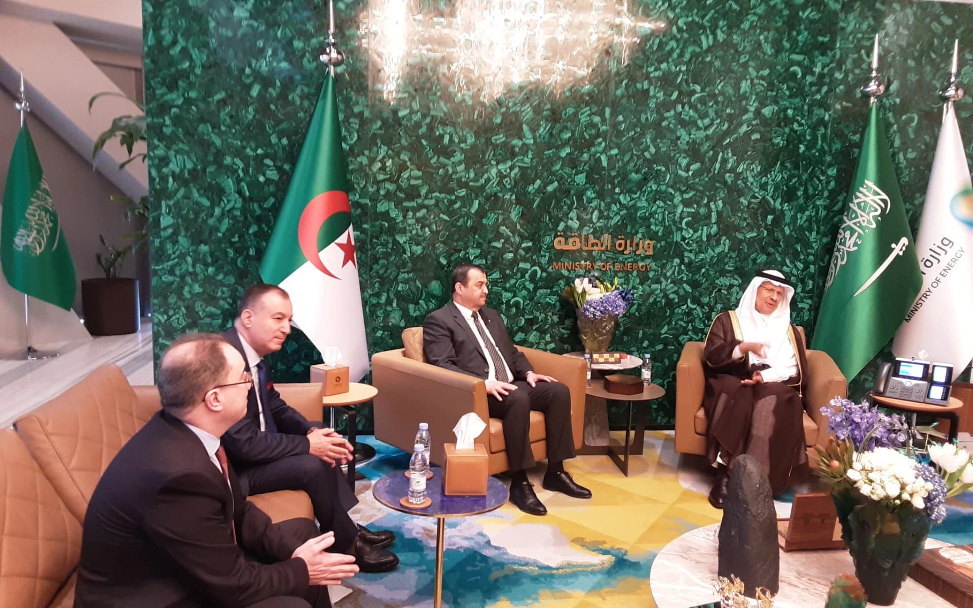 عرقاب يتباحث بالرياض مع وزير الطاقة السعودي حول تعزيز التعاون الثنائي