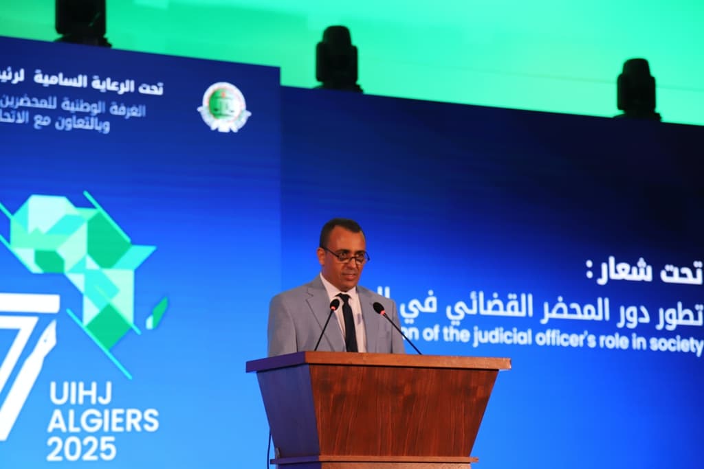 رئيس الغرفة الوطنية للمحضرين القضائيين، رضا دحمري, في كلمة القاها بمناسبة احتضان الجزائر لأشغال اللقاءات الأفرو-أوروبية السابعة للمحضرين القضائيين,