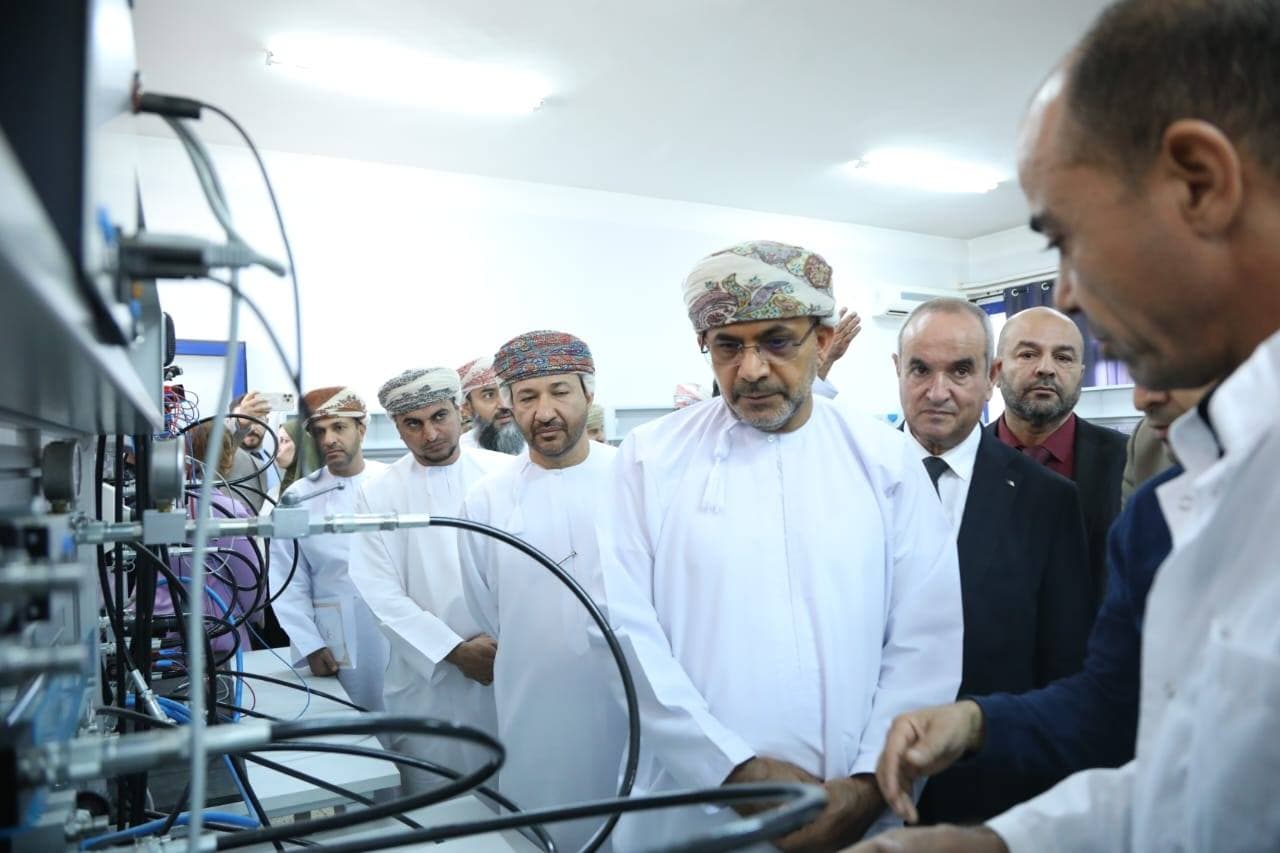 الوزير العماني للثروة الزراعية يزور منشآت تخص قطاع الصيد البحري وتربية المائيات