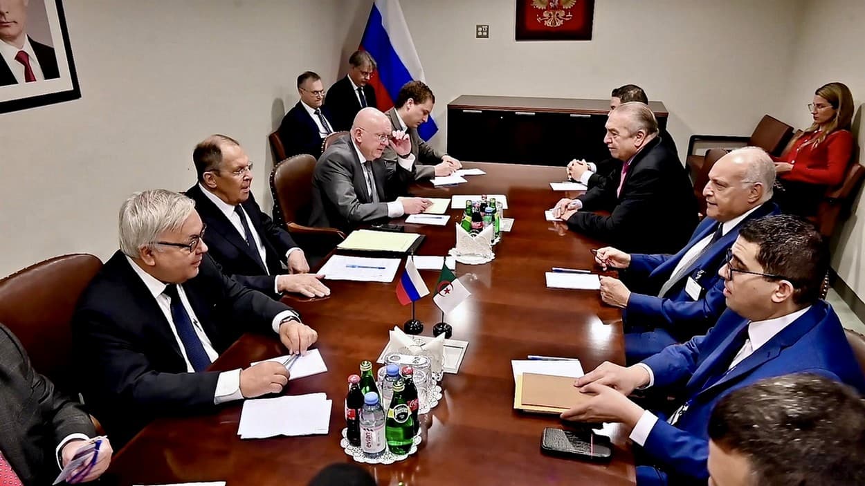 أجرى وزير الدولة, وزير الشؤون الخارجية والجالية الوطنية بالخارج والشؤون الإفريقية, السيد أحمد عطاف, اليوم السبت بنيويورك, محادثات ثنائية مع وزير الشؤون الخارجية لفيدرالية روسيا, السيد سيرغي لافروف, وذلك في إطار مشاركته في أشغال الشق رفيع المستوى للجمعية العامة للأمم المتحدة.