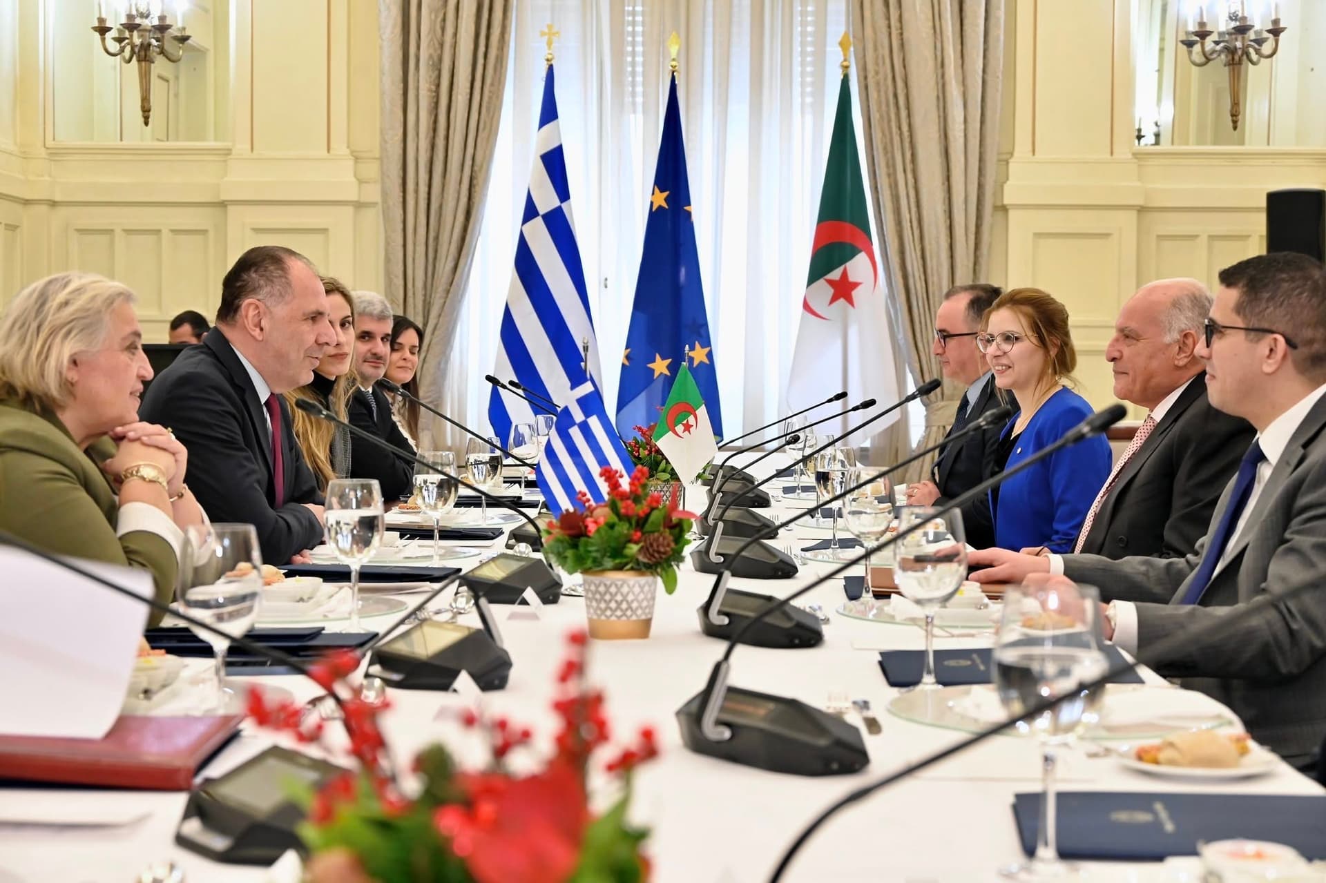 عطاف يجري محادثات ثنائية مع نظيره اليوناني