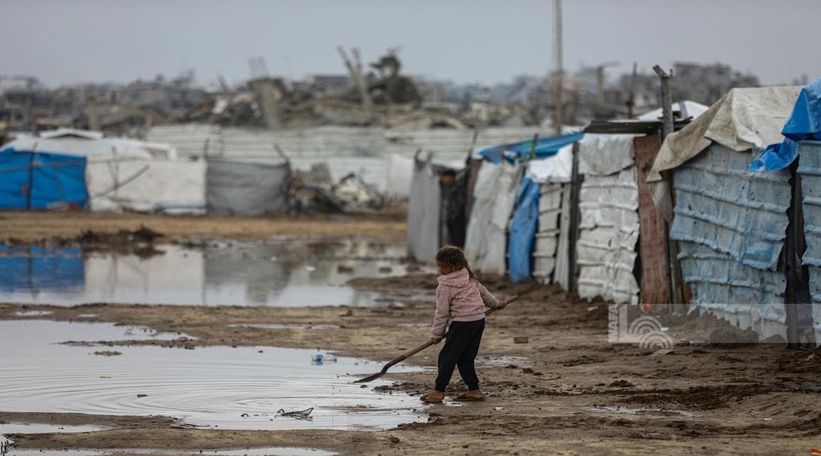 الأمطار تفاقم معاناة النازحين الفلسطينيين وتغرق عشرات الخيام في غزة