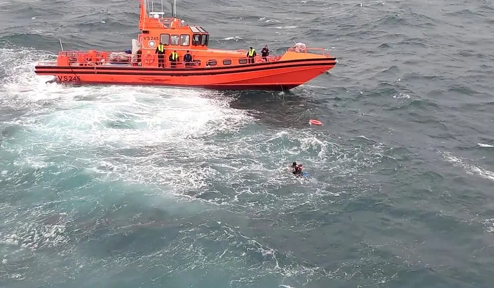 Inflatable boat capsizes in Oran, two people rescued