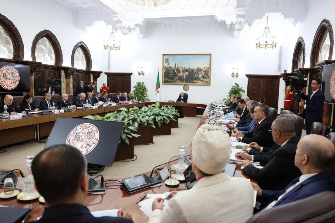 President Tebboune pushes for further facilitation to boost e-commerce
ALGIERS - During the Council of Ministers he chaired on Sunday, the President of the Republic, Abdelmadjid Tebboune, pushed for further facilitation to boost e-commerce.
After hearing a presentation on the national strategy to boost e-commerce, the President of the Republic stressed that "e-commerce poses a great challenge requiring the involvement of all stakeholders to achieve this economic goal, through enhanced digital security, greater facilitation, and support for this type of commerce," according to a communiqué from the Council of Ministers.
President Tebboune affirmed that "commercial transparency is the primary goal and the fruit of digitization and trade," the source added.