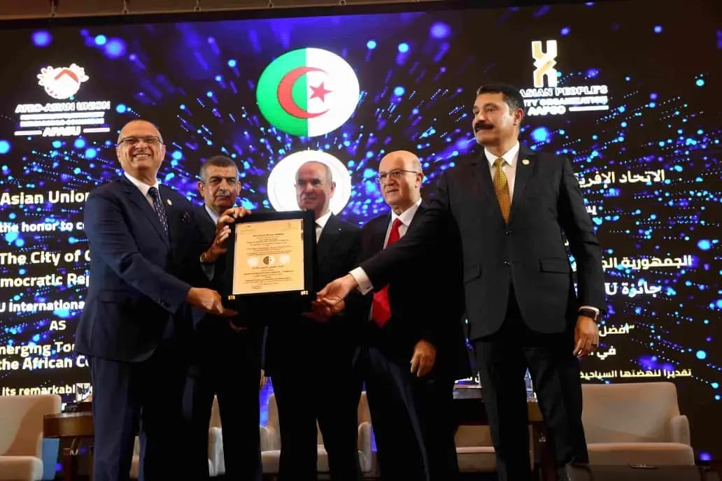 Oran receives "Golden Award" as Africa's best emerging tourism destination for 2025