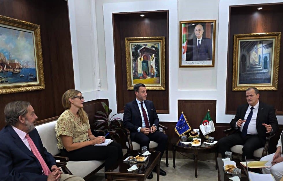 Strengthening common commercial, economic cooperation examined