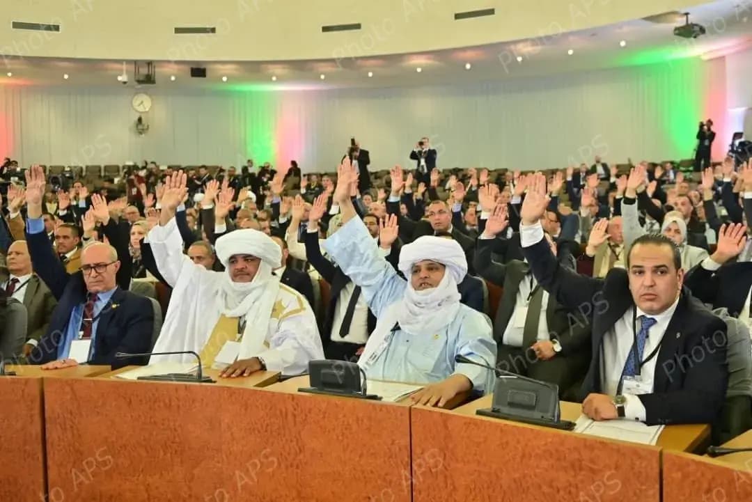 Parliament unanimously passes bill introducing technical amendments to Constitution
ALGIERS - The Parliament, meeting today in a joint plenary session of both Houses at the Palace of Nations (Algiers), unanimously passed the bill introducing technical amendments to the Constitution.
The bill was adopted with 542 votes in favor during a session chaired by Azouz Nasri, Speaker of the Council of the Nation (Parliament's Upper House), in the presence of the Speaker of the People’s National Assembly (Parliament's Lower House), Brahim Boughali, and the President of the Constitutional Court, Leila Aslaoui.
The session was also attended by the Chief of Staff of the Presidency of the Republic, Boualem Boualem, as well as members of the Government and representatives of official institutions.
The bill, which includes 12 amendments, aims to "improve certain purely technical aspects of constitutional provisions relating to the organization and functioning of specific constitutional institutions and public bodies."
Prior to the vote, leaders of the parliamentary groups expressed their support for the amendments, stating that the changes will allow for "more precise implementation and the removal of ambiguities, reflecting a political will to build more effective institutions" through the active involvement of political parties.
They further noted that these technical adjustments reflect "the dynamism of the State and its capacity to adapt and refine its legal mechanisms" by addressing shortcomings identified during implementation.
They emphasized that the Constitution remains "the sovereign reference upon which the State relies to establish increasingly efficient and effective institutions."